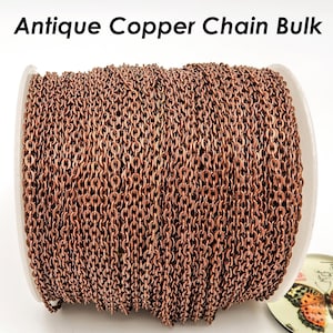 Op de afbeelding: Een spoel met antieke koperen ketting, perfect voor het maken van sieraden of knutselprojecten. De ketting is in een klassieke kabel stijl en heeft een warme, verweerde uitstraling.