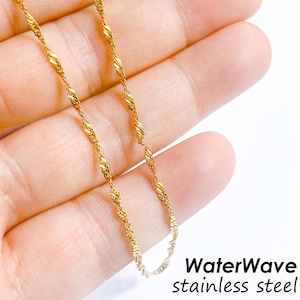 Peut inclure: Un collier en chaîne en acier inoxydable de couleur dorée avec un motif WaterWave.