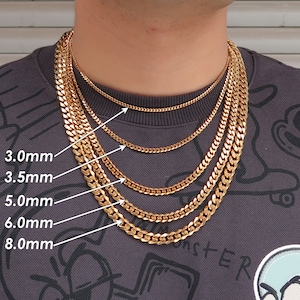 Op de afbeelding: Een collectie goudkleurige kettingkettingen in verschillende breedtes, waaronder 3,0 mm, 3,5 mm, 5,0 mm, 6,0 mm en 8,0 mm. De kettingen worden op een nek getoond, waarbij de verschillende maten en stijlen van de sieraden worden getoond.