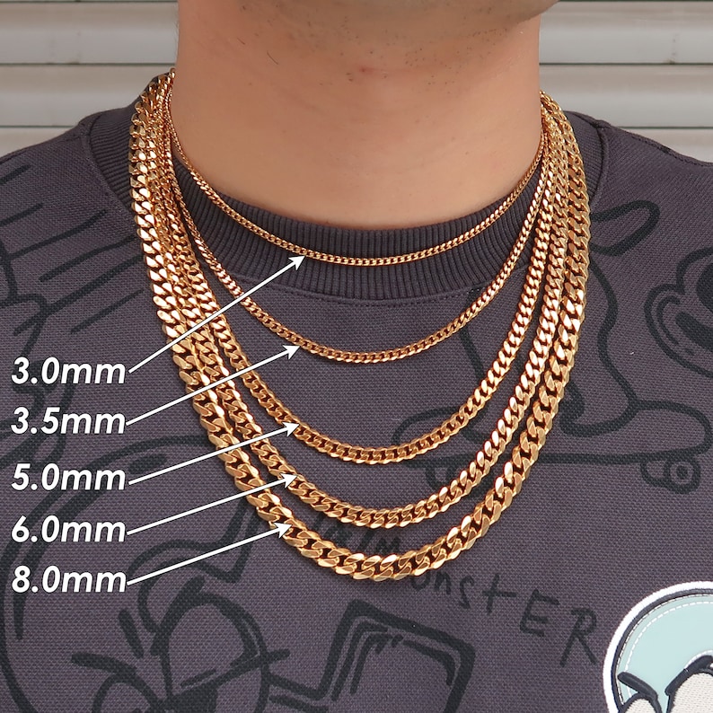 Op de afbeelding: Een collectie goudkleurige kettingkettingen in verschillende breedtes, waaronder 3,0 mm, 3,5 mm, 5,0 mm, 6,0 mm en 8,0 mm. De kettingen worden op een nek getoond, waarbij de verschillende maten en stijlen van de sieraden worden getoond.