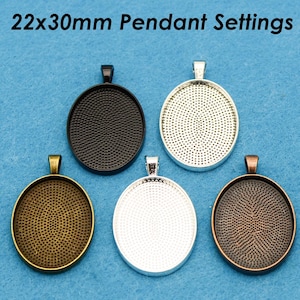 Może przedstawiać: Pięć ustawień zawieszek w różnych wykończeniach: czarny, srebrny, złoty, miedziany i brązowy. Każde ustawienie ma wymiary 22 mm x 30 mm.