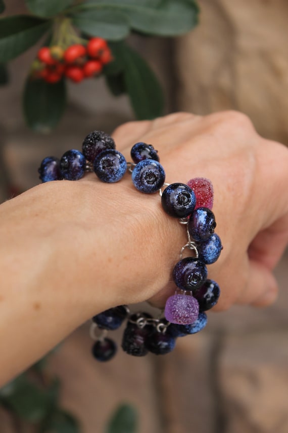 Make a Christmas Berry Bracelet | Jewelry patterns, Earthy jewelry, Holiday  jewelry