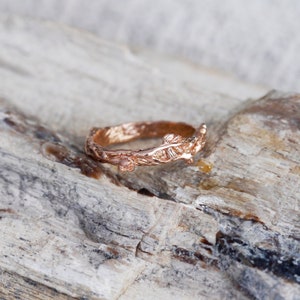 Pu&ograve; includere: Un anello in oro rosa con un delicato design a ramo. L'anello &egrave; realizzato per assomigliare a un ramo con foglie.