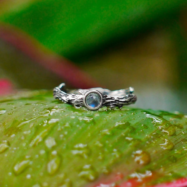 Anel de pedra da lua "Dew" | Anel de noivado de pedra da lua | Anel da natureza | Anel com pedras preciosas | Anel de galho | Anel de prata esterlina | Anel de galho para mulheres
