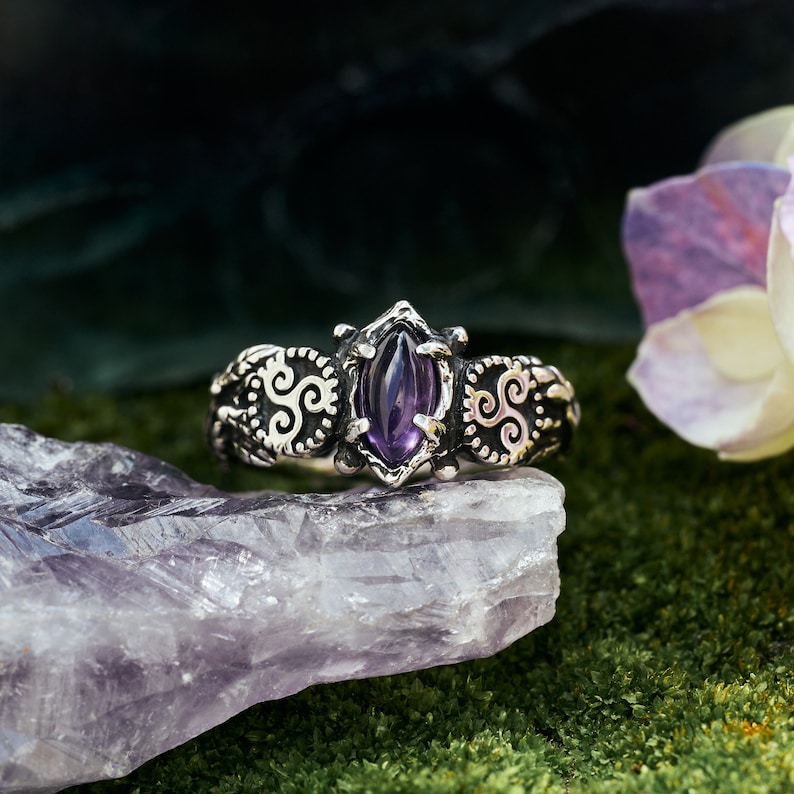 Anillo celta de amatista Triskelion / Anillo Boho / Anillo de piedra preciosa púrpura / Anillo de piedra de nacimiento de febrero / Anillo de triskel irlandés / Plata de ley imagen 10