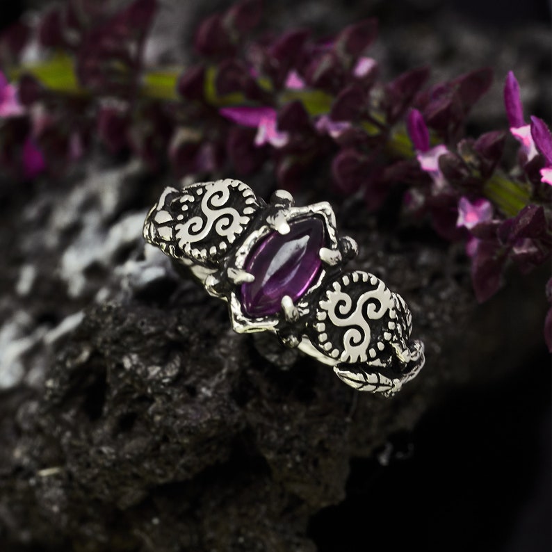 Bague celtique améthyste Triskelion Bague bohème Anneau de pierres précieuses violettes Anneau de pierre de naissance de février Bague Triskele irlandaise Argent sterling image 3