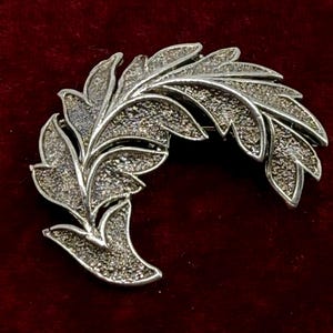 Vintage HOLLYWOOD gesigneerde broche met gebogen blad - zilverkleur met structuur