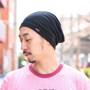 Pode incluir: Uma pessoa usando um gorro preto com uma camiseta rosa que diz "Scrat Belly Hey Cowboy!"
