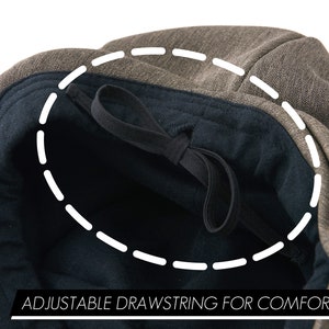 K&ouml;nnte beinhalten: Eine braune Tweed-Kappe mit einem schwarzen, verstellbaren Kordelzug im Inneren. Der Kordelzug ist mit "ADJUSTABLE DRAWSTRING FOR COMFORT" beschriftet.
