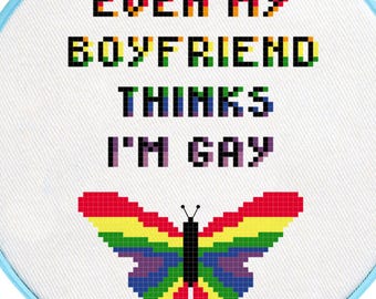 Patrón de punto de cruz en PDF "Hasta mi novio piensa que soy gay", tabla con cita de Bo Burnham, mariposa arcoíris del orgullo LGBTQ