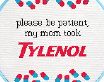 Por favor, ten paciencia. Mi mamá tomó Tylenol. Patrón de punto de cruz en PDF, divertido meme de pastillas, bordado sarcástico subversivo.