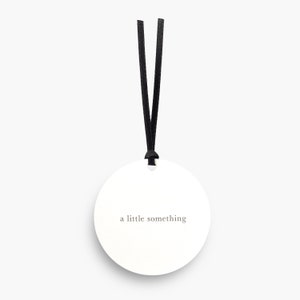 A Little Something Letterpress Gift Tag Embrulho de presente de aniversário Tag Para De Tag Cartão de presente de feriado Tipografia moderna Design minimalista Em branco no verso