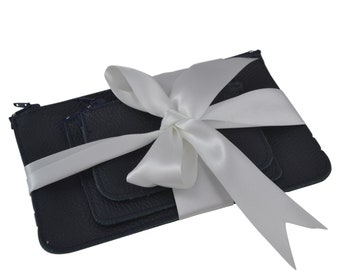 Hand gemaakte luxe lederen set van 3 tasjes in donker blauw. Gebruik ze als portomonne, toilettasje, voor make up, medicijnen of pennen