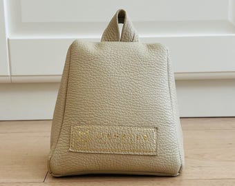 ベージュのレザーに砂を詰めた、ハンドメイドの高級ドアストッパー。美しく実用的。贈り物にも最適です！