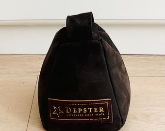 ダークブラウンのスエード素材を使用し、砂を詰めたハンドメイドの高級ドアストッパー。美しく実用的。最高の贈り物になります。