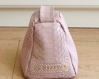 淡いピンクの革で蛇のプリントをあしらったハンドメイドのドアストッパー。砂が詰まっています。美しく実用的。最高の贈り物です！