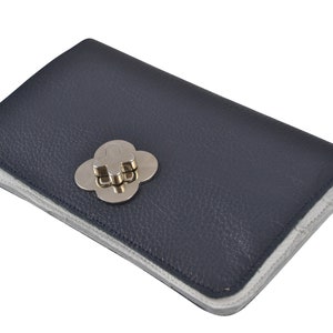 Hand gemaakte luxe clutch portomonnee van marine blauw rundleer, met separaat kleine muntvak. Voor creditcards, geld, paspoort en telefoon
