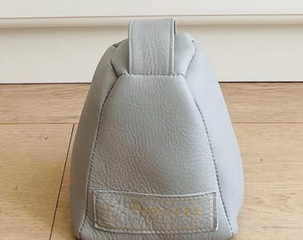 ライトグレーのレザーを使用した、ハンドメイドの高級ドアストッパー。砂が詰まっています。美しく実用的。最高の贈り物です！