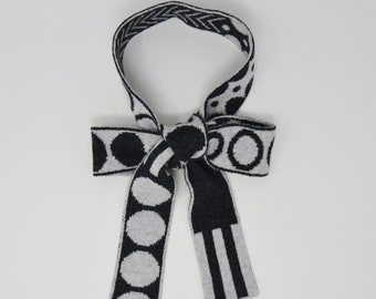 Skinny monochrome wollen scarf, geometric pattern scarf