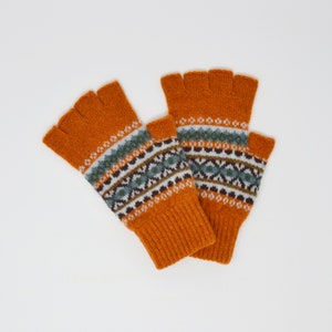 Puede incluir: Un par de guantes sin dedos de color naranja con un patrón geométrico en azul, blanco y marrón.