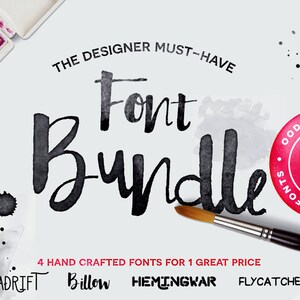 Pode incluir: Um anúncio de design gráfico para um pacote de fontes que inclui quatro fontes artesanais. O texto diz "The Designer Must-Have Font Bundle" e "4 Hand Crafted Fonts for 1 Great Price". As fontes são chamadas "Adrift", "Billow", "Hemingway" e "Flycatcher". O anúncio também inclui um círculo vermelho com o texto "Oodles of Extras 60% Off Premium Fonts".