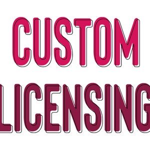 Könnte beinhalten: Der Text "Custom Licensing" in fetten, pinkfarbenen Buchstaben mit schwarzem Umriss.