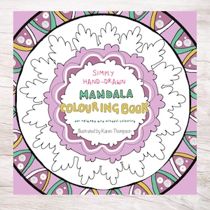 Op de afbeelding: Een vierkante kleurboekomslag met een centraal mandala-ontwerp in tinten paars, groen en geel. De tekst luidt: Simply Hand-Drawn Mandala Colouring Book for relaxed and mindful colouring. Illustrated by Karen Thompson.