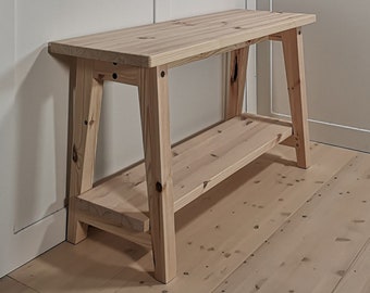 Banco de recibidor de madera maciza hecho a mano con espacio para guardar zapatos.