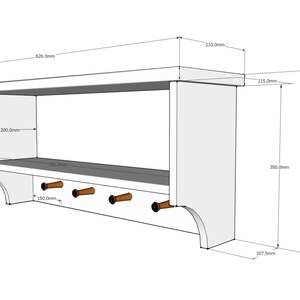 Puede incluir: Estante de pared de madera blanca con un estante superior y un estante inferior. El estante tiene cuatro ganchos de madera en la parte inferior. El estante mide 154 cm de ancho, 60 cm de alto y 45 cm de profundidad.