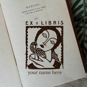 Custom Ex LIbris Stamp, Donna con un uccello Ex Libris Stamp, Idea regalo per lei, Custom Bookplate Rubber Stamp -0805080817-