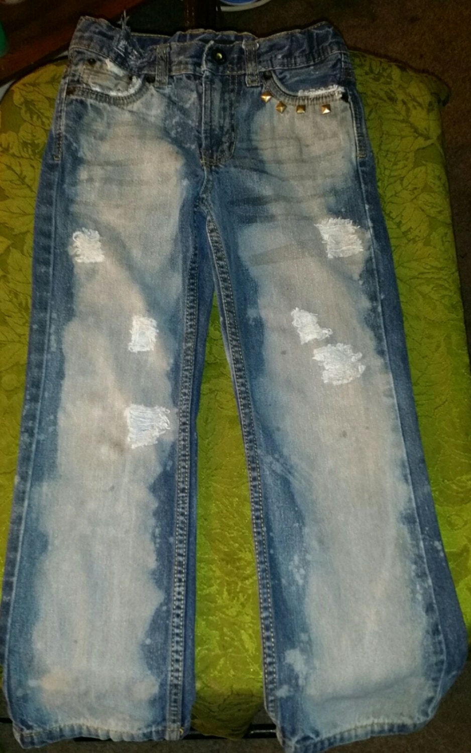 ripped jeans with gold chains