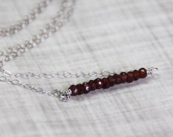 Collana con barretta di granato, argento sterling, collana con pietra portafortuna di gennaio - PRONTA PER LA SPEDIZIONE
