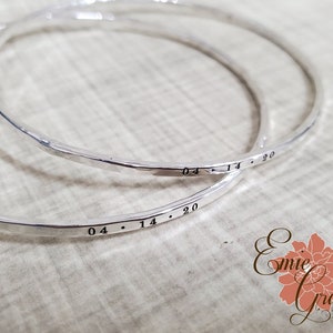 Pulseira de prata esterlina com data gravada, pulseira individual, pulseira fina martelada para empilhar
