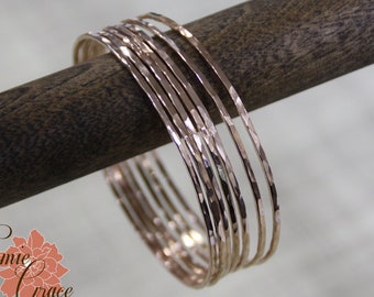 Pulseira rígida em ouro rosa maciço 14K, pulseira individual, pulseira fina martelada em ouro rosa.