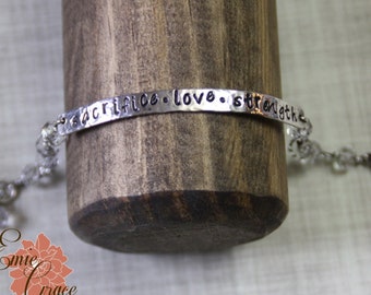 Stamped Bar Armband, Sterling Silber Bar mit klarem Quarz, Mamas Armband, handgestempelte Nachricht, personalisiertes Namensschild