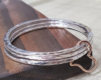 Armband mit Mütternamen, Armreifen aus Sterlingsilber, Herz mit Roségoldfüllung, Armband mit Omas Namen, gravierter Name, Geburtsdatum, personalisiert