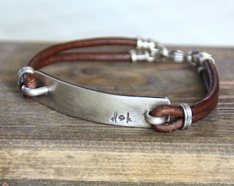 Herren-Lederarmband, Barren aus Sterlingsilber, personalisierter Schmuck, Monogramm, handgestempelte Botschaft