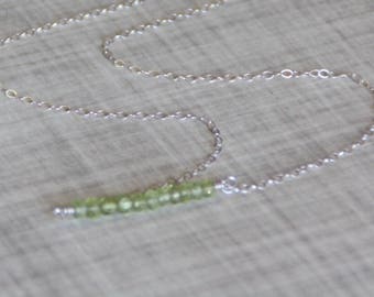 Collana con barra di pietra preziosa peridoto, argento sterling, collana con pietra portafortuna di agosto - PRONTO PER LA SPEDIZIONE