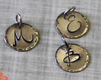 1/2" Sterling Silber Charm, Initial Disk Charm, Hand gestempelt, Personalisierter Schmuck, Script Initial, Monogram Charm