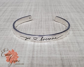 Sterlingzilveren paarnamen manchetarmband, 6 mm gegraveerde armband, gehamerd, gepersonaliseerd bericht, bruiloft, vrijgezellenfeest, verlovingscadeau