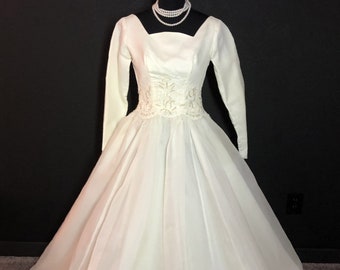 Traditional Vintage 1980's Wide Sweeping Beaded Waist Sweetheart Neckline Wedding / Bridal Gown Dress 30