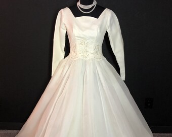 Traditional Vintage 1980's Wide Sweeping Beaded Waist Sweetheart Neckline Wedding / Bridal Gown Dress 30