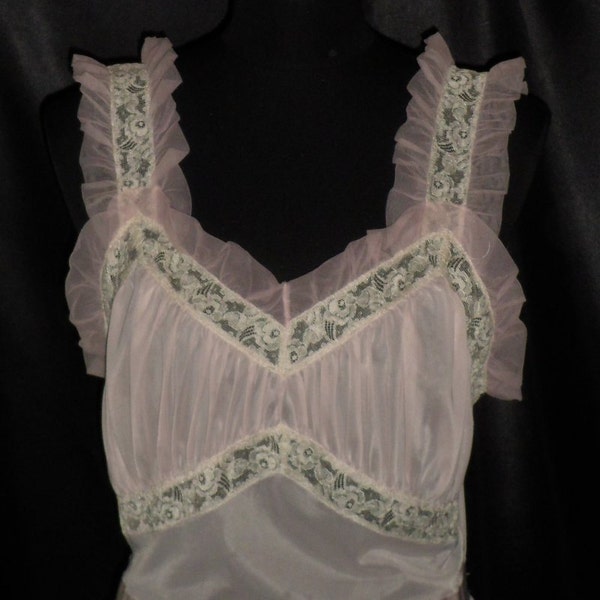 Ravishing Vintage AMERICAN MAID Pink Nightgown met Pure Ruffle & Lace 36