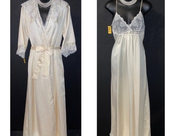 1970's Vintage New/Old Stock Very Romantic CAROLE HOCHMAN Pastel Yellow Nightgown & Robe Set Petite 34