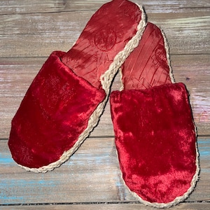 Red Velvet Vintage 1960&#39;s Asian Straw Bottom Slip On Shoes / Slippers - XS Petite