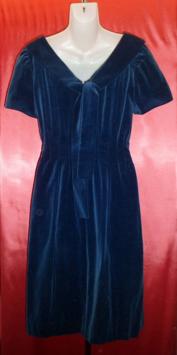 Vintage 1950's Deep Blue Velvet Boat Collar Dress… - image 3