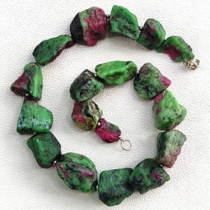 Ruwe robijnzoisiet nugget edelsteen kralen 17,5 inch ketting 19-30 mm India