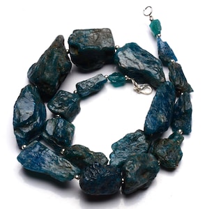 Puede incluir: Un collar hecho de piedras de apatita &aacute;speras de color azul verdoso. Las piedras son de forma y tama&ntilde;o irregulares, y est&aacute;n enhebradas en una cadena de plata. El collar tiene un cierre de plata.