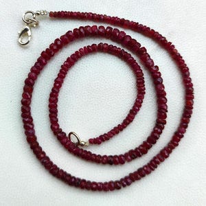 Halsband med naturlig rubin, 3 till 4,5 mm stora fasetterade rondellformade pärlor, 17"