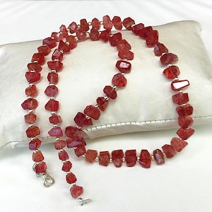Naturlig rosa jordgubbskvarts ädelsten 6 till 9 mm stora fasetterade nuggetformade pärlor 17" halsband